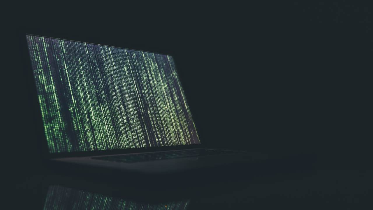 taglia di 10 milioni contro gli Hacker Photo by Markus Spiske on Unsplash