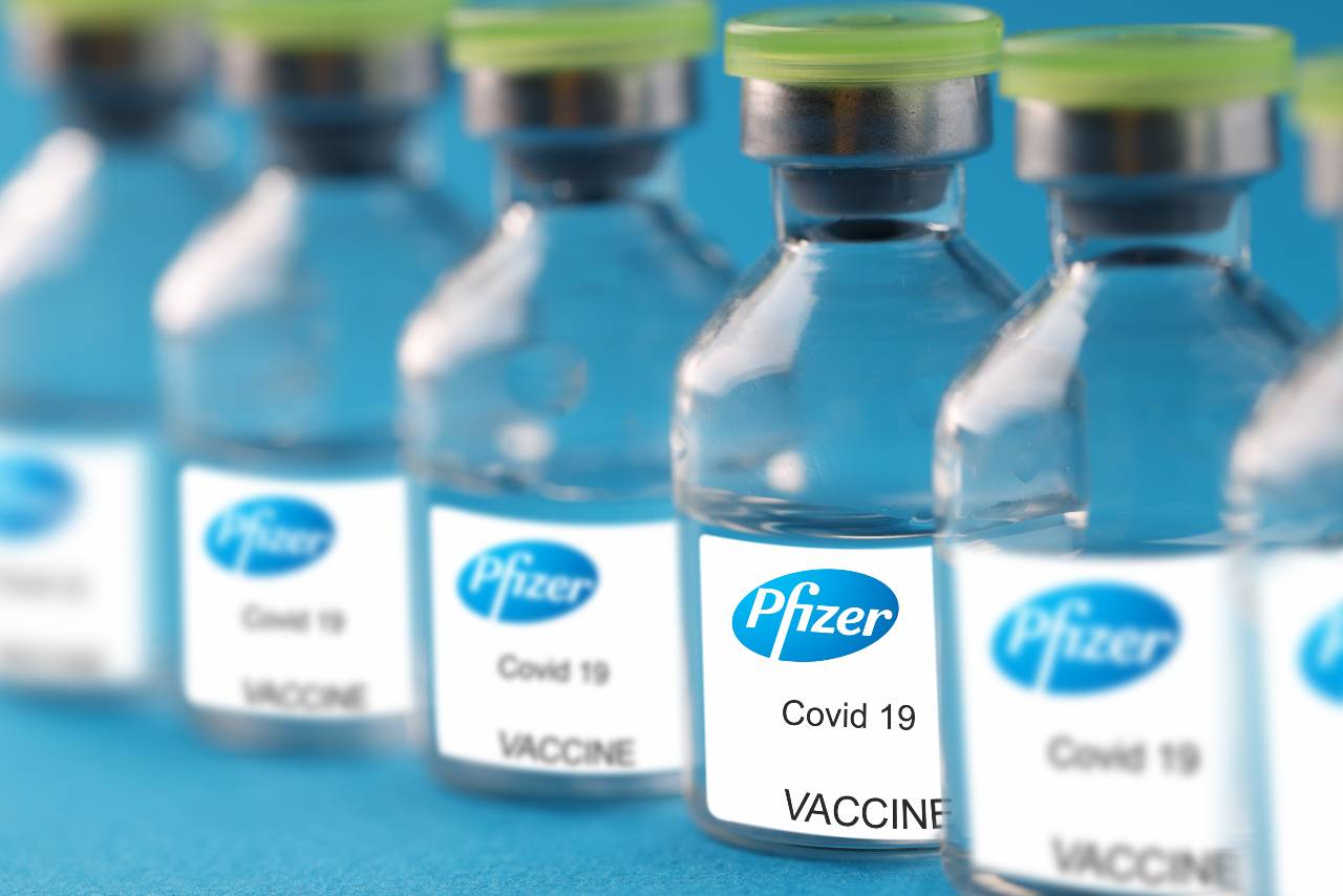 Il vaccino anti Covid Pfizer (Adobe Stock)