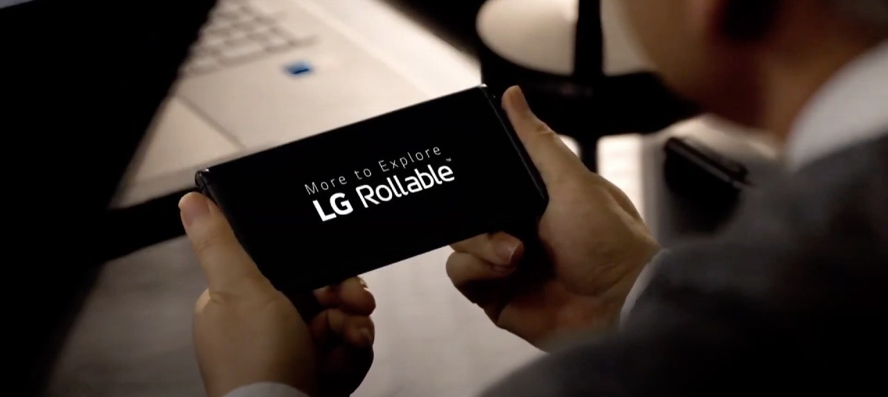 LG mostra il suo smartphone arrotolabile