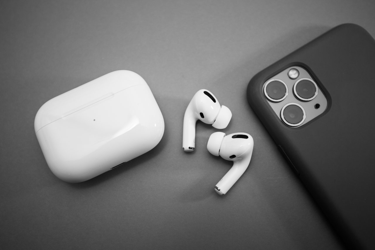 iPhone e AirPods (Adobe Stock)