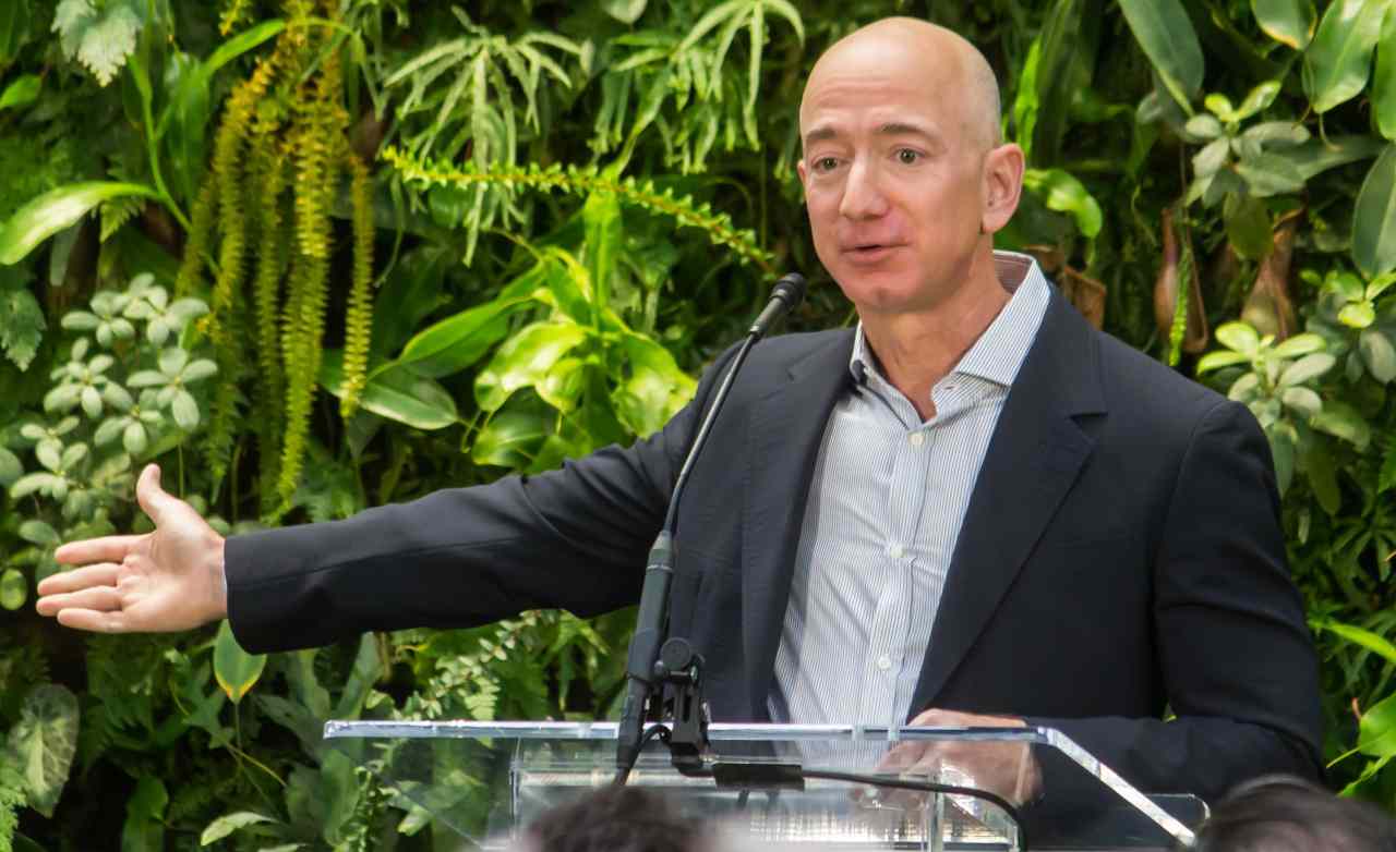 Jeff Bezos fondo case popolari