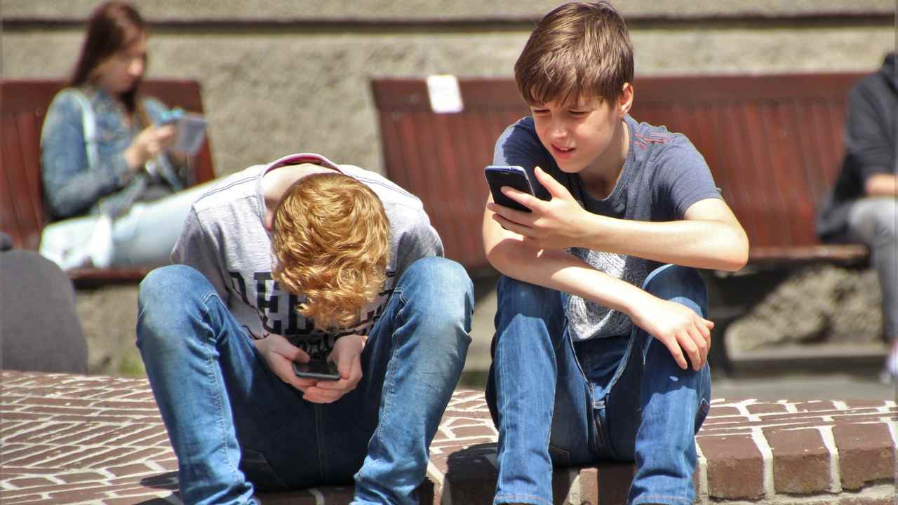 Ragazzi con smartphone