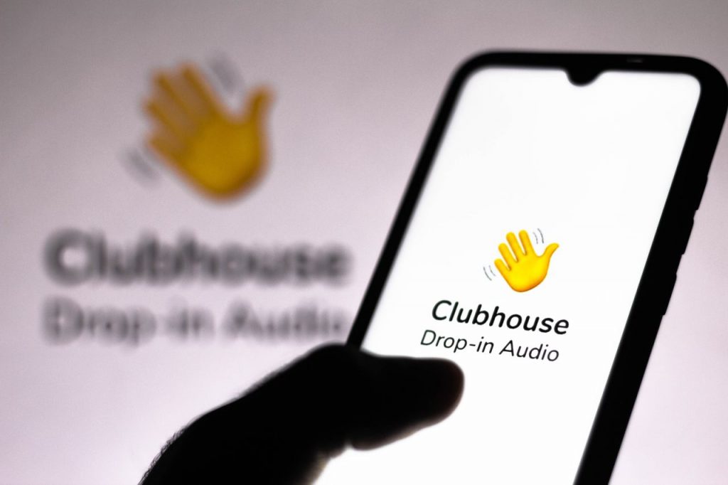 Il logo dell'app Clubhouse su smartphone (Adobe Stock)