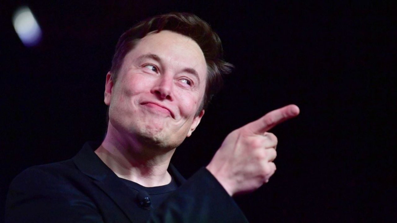 Elon Musk contro il covid (Foto Cnn)