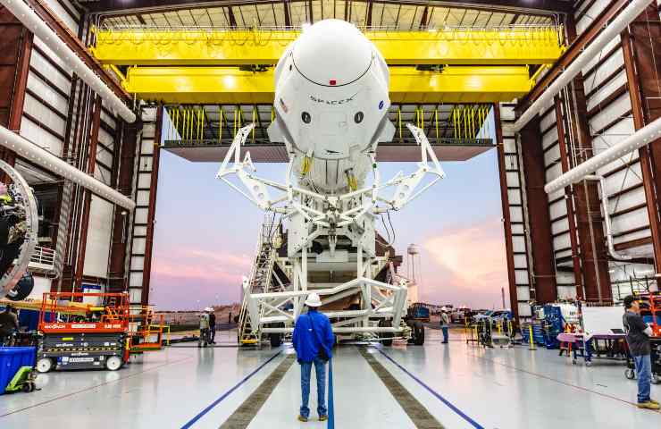 Space X, Il Falcon 9 in un hangar del Kennedy Space Center