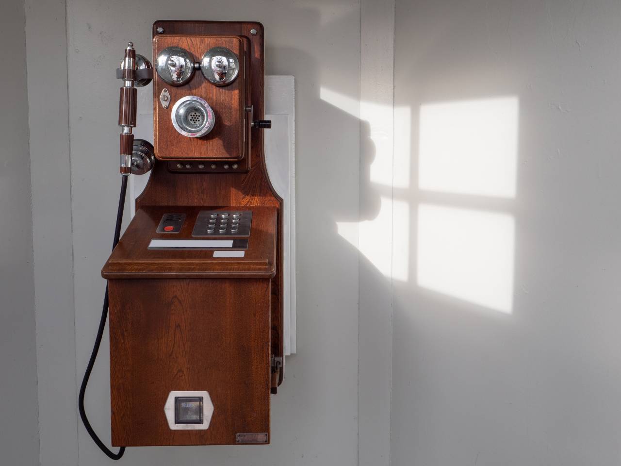 Vecchio telefono a gettoni (Adobe Stock)