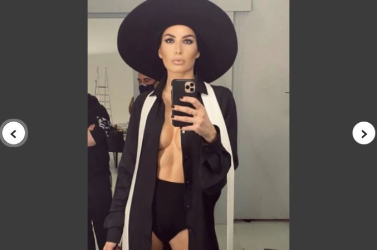 Elisabetta Gregoraci in autoreggenti (Foto Corriere dello Sport)