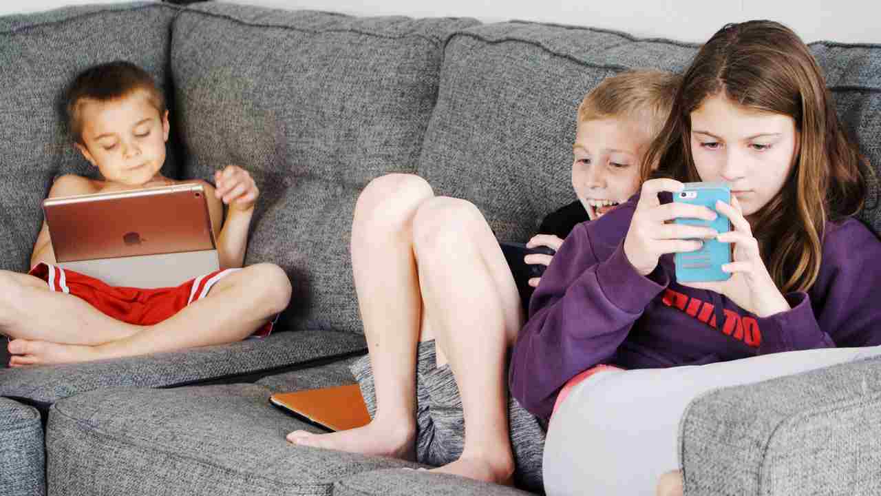 Bambini che usano smartphone e tablet