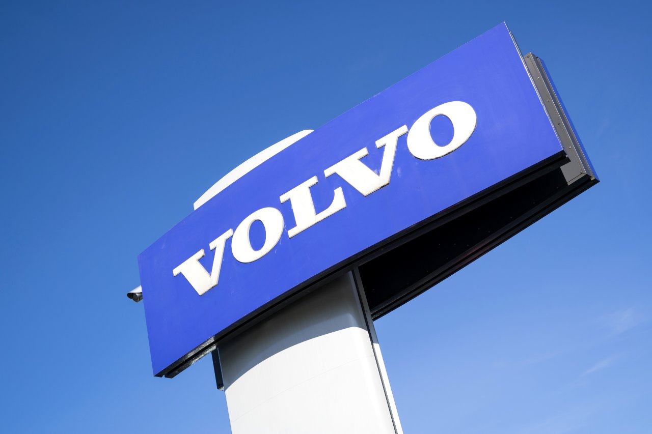 Volvo, una delle aziende contro le endotermiche (Adobe Stock)