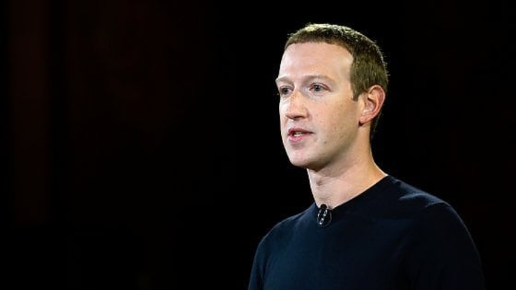 Apple dichiara guerra a Facebook (Foto Zuckerberg, Repubblica)