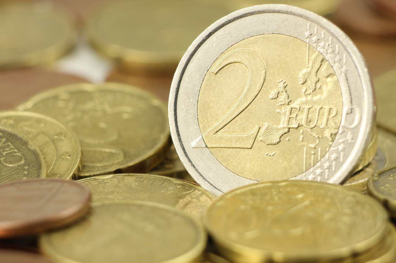 2 euro (Adobe Stock)