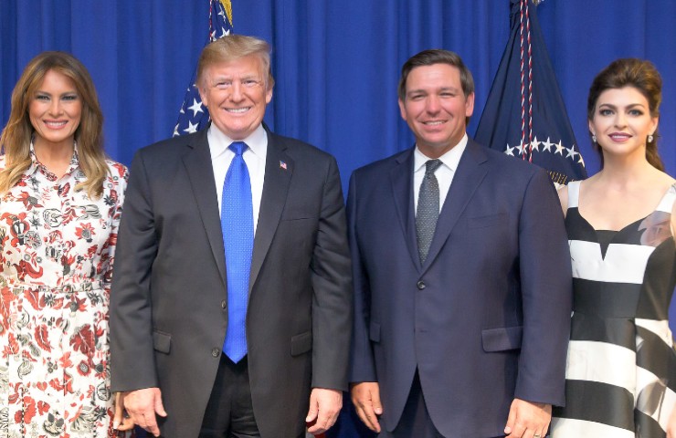 Ban ai politici, DeSantis e Trump