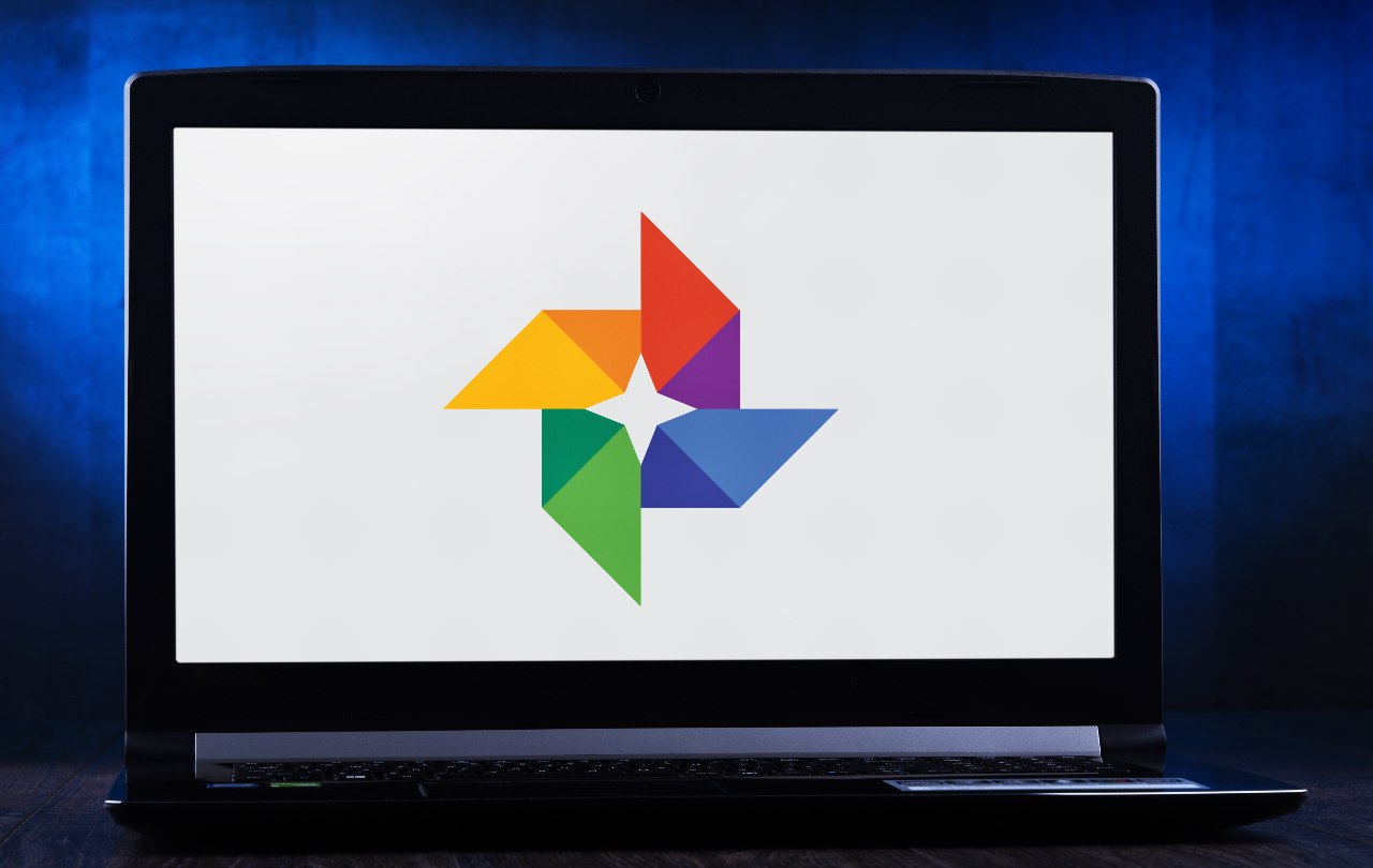 Google Foto, il logo (Adobe Stock)