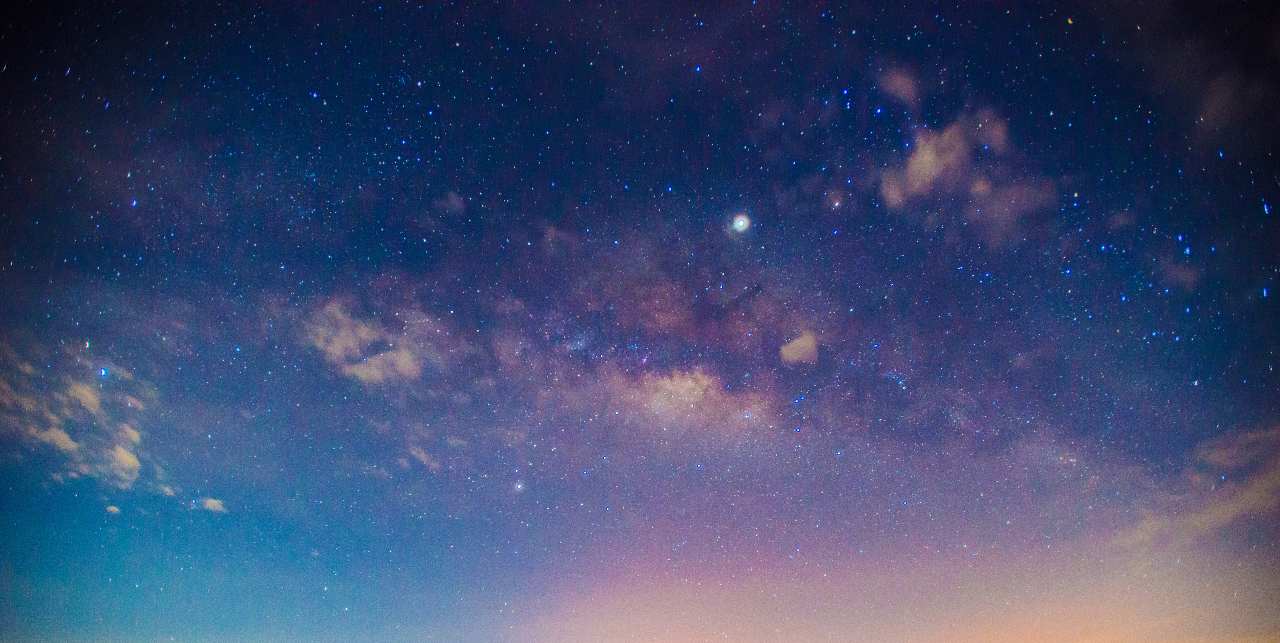 Un cielo notturno sempre più luminoso (Adobe Stock)