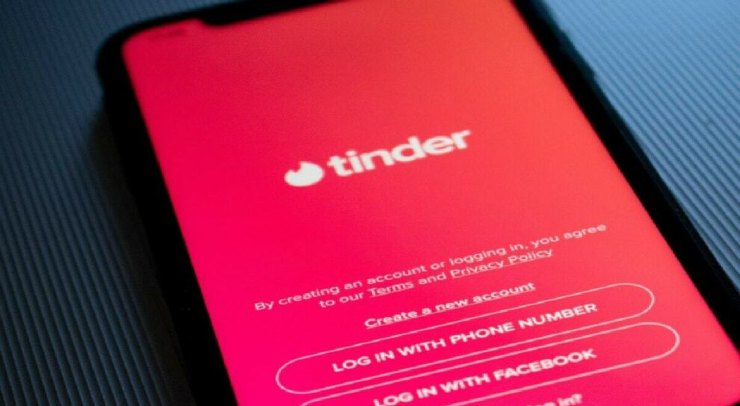 Tinder, più attraenti col vaccino (Foto Leggo)