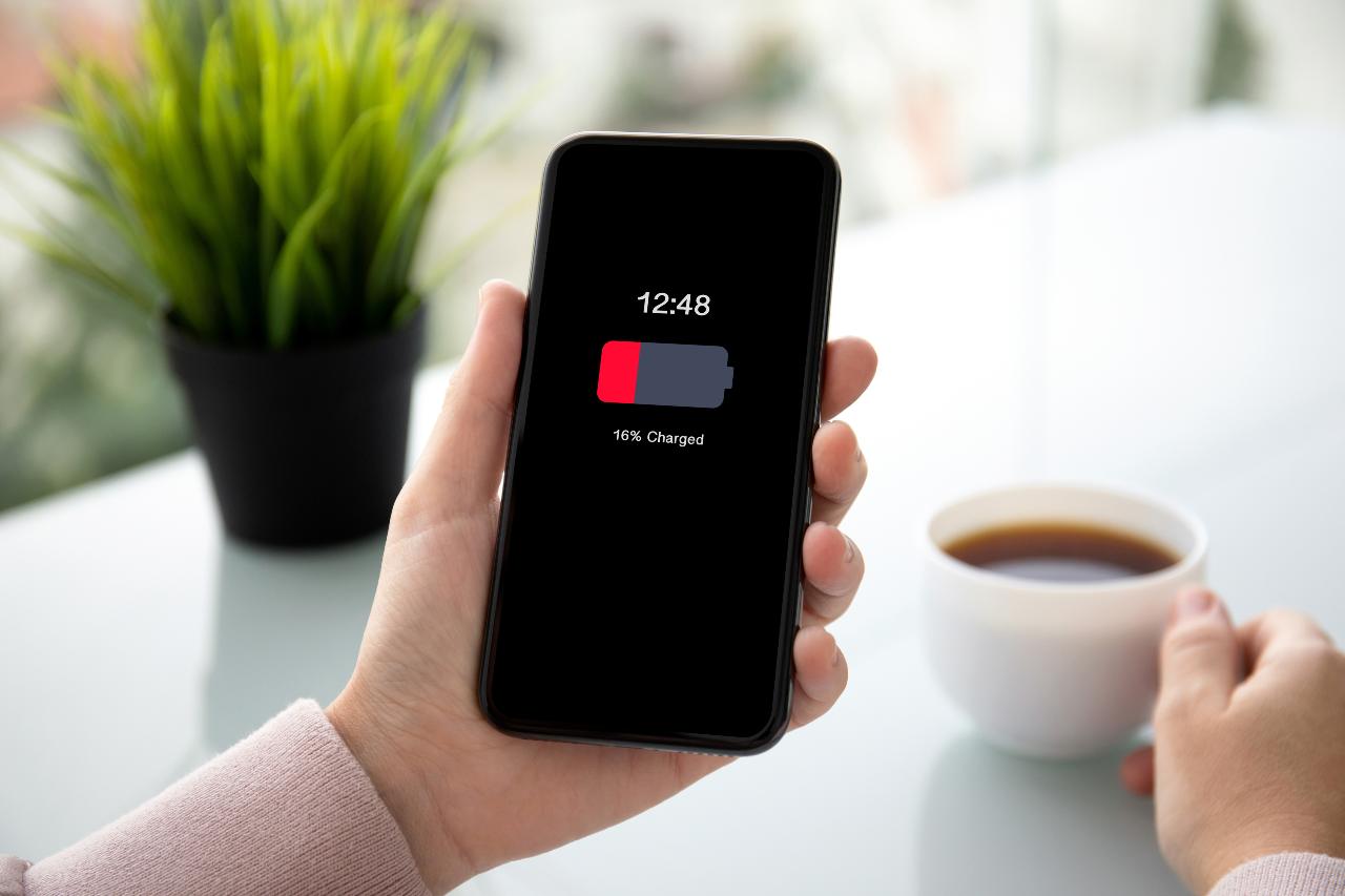 Una batteria che si può ricaricare in cinque minuti (Adobe Stock)