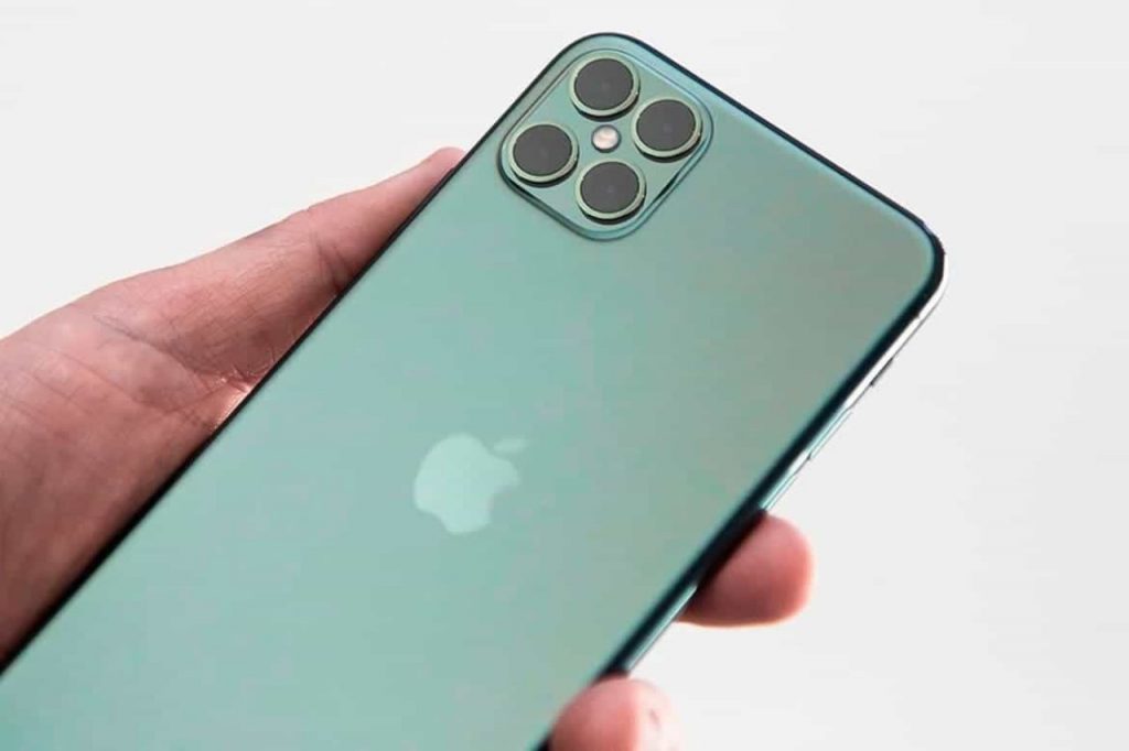 L'iPhone 13 viene dal futuro... (Foto GQ)