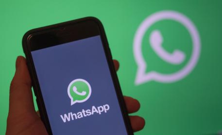 WhatsApp, il trucco per i messaggi vocali: che sorpresa (Foto Ansa)