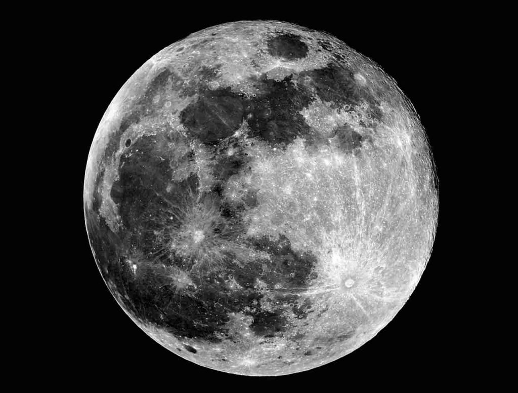 Folle ide di uno scienziato: bombardare la Luna con armi atomiche (foto Adobestock)