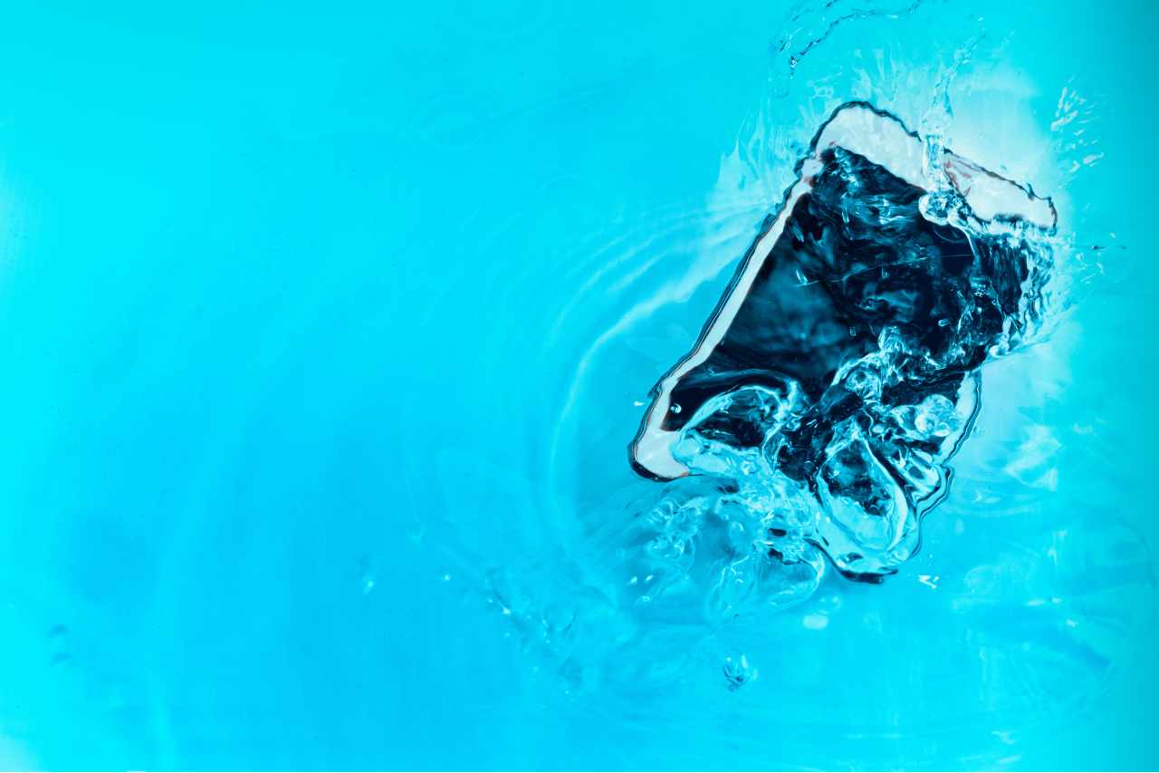 Cellulare in acqua: i metodi per salvarlo (Adobestock)