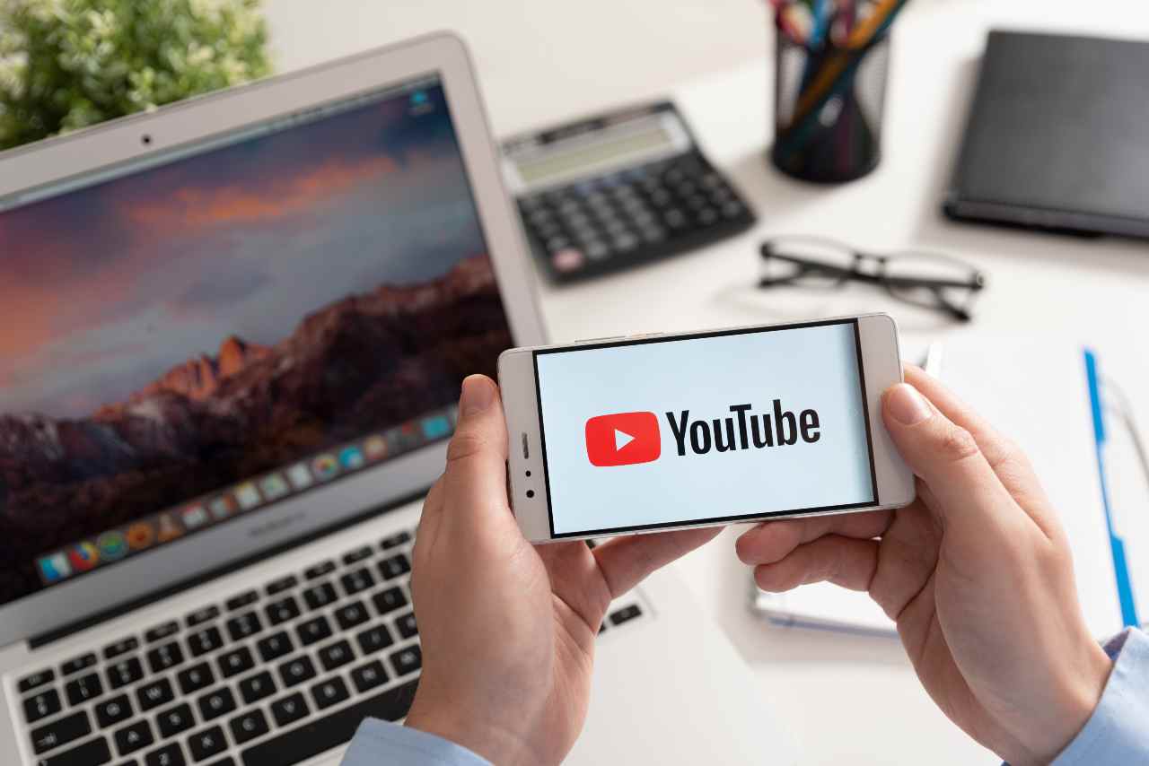 Incredibile: YouTube viola le sue stesse regole (Adobestok)