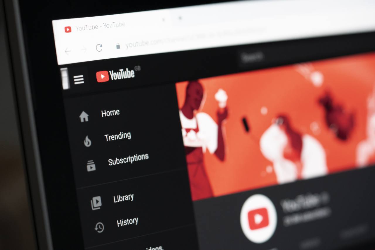 Incredibile: YouTube viola le sue stesse regole (Adobestok)