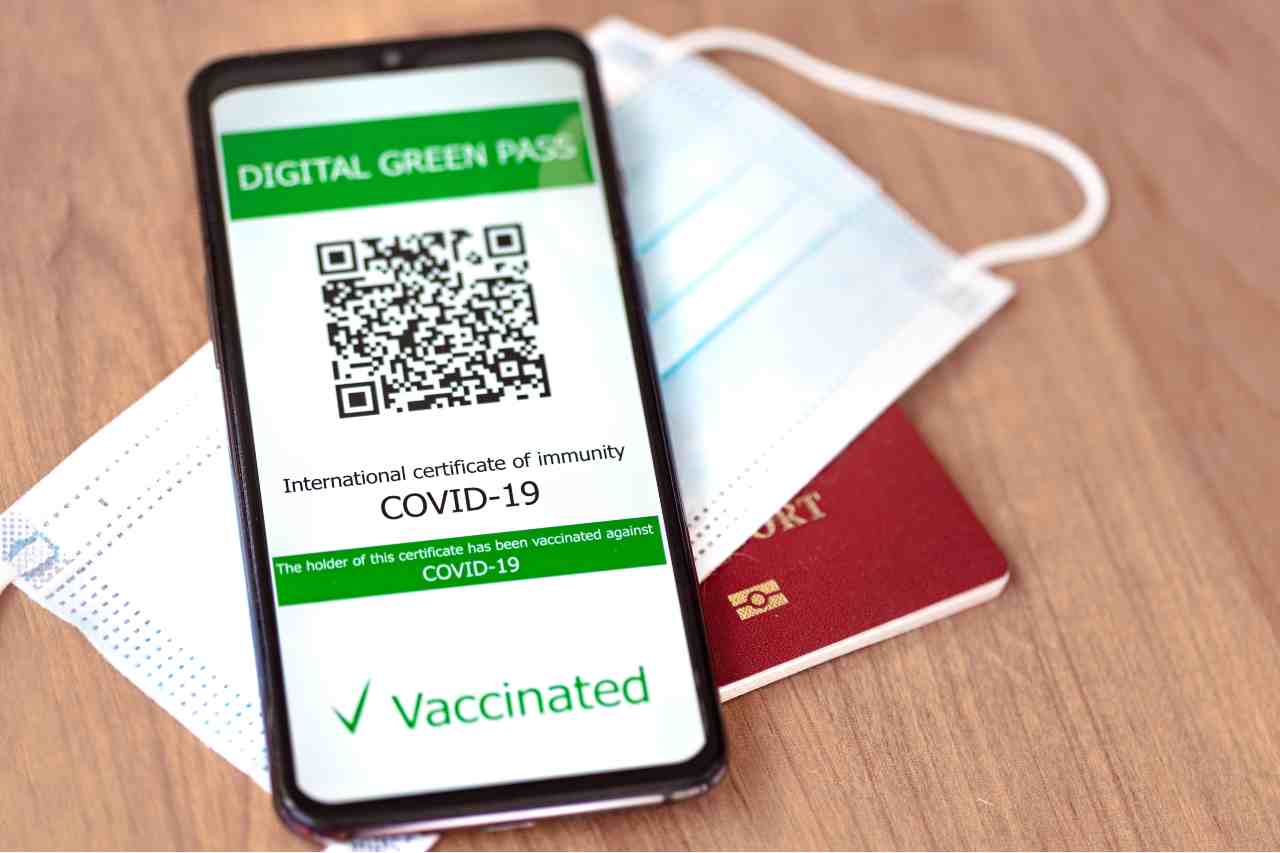 Arriva la app per scovare le truffe del Green Pass (foto Adobestock)