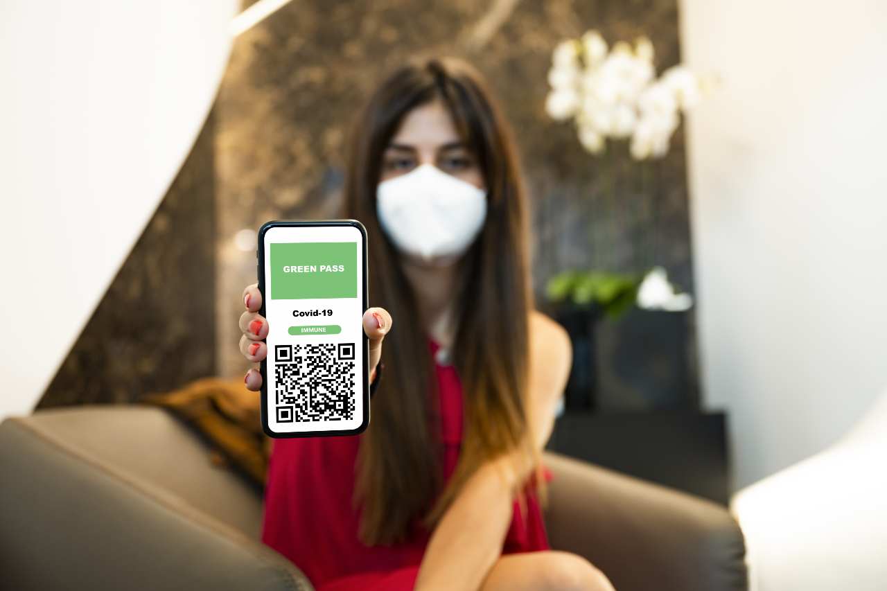 Arriva la app per scovare le truffe del Green Pass (foto Adobestock)