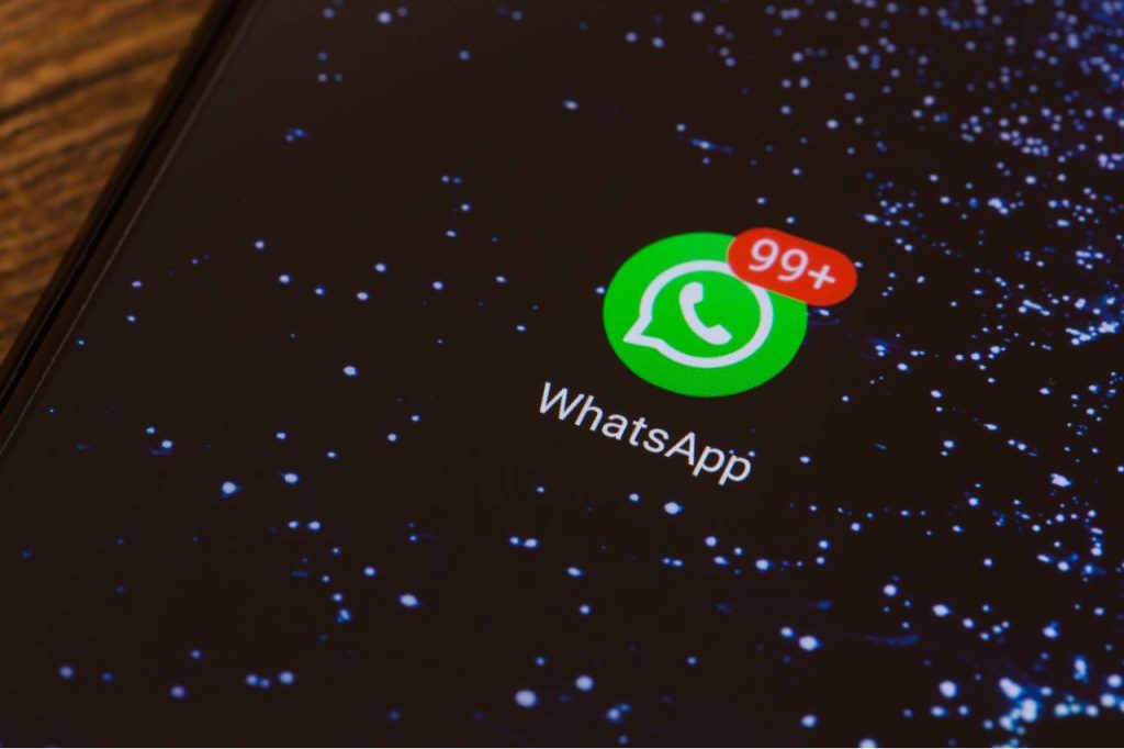 Come liberare spazio su Whatsapp (by Adobestok)