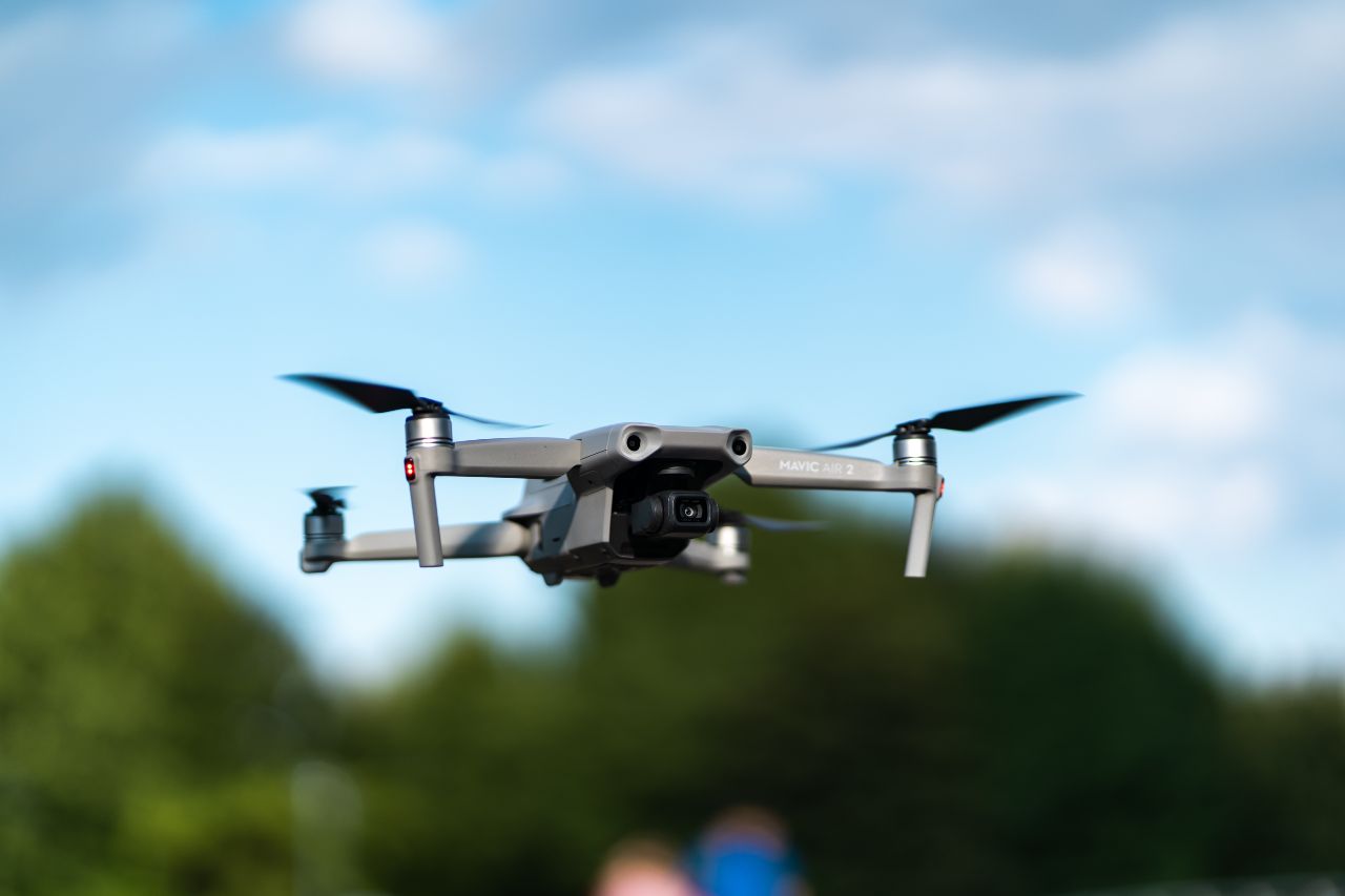 Drone Mavic 2 Air in volo (Adobe Stock)