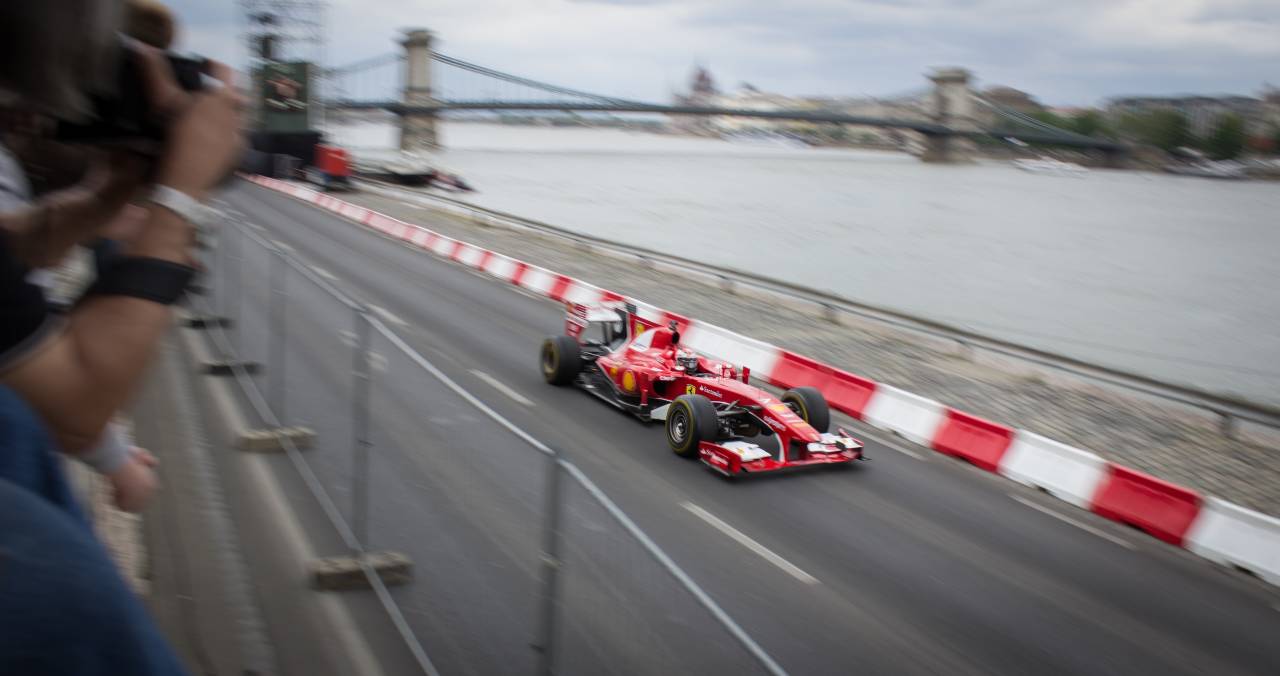 Ferrari in pista (Adobe Stock)