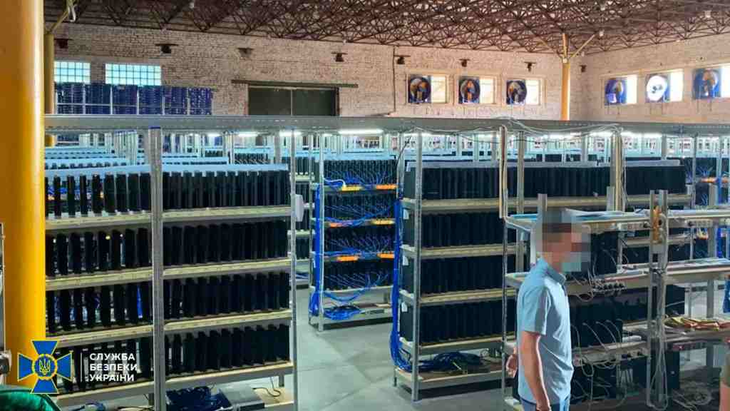 Mining di criptovalute con un numero incredibile di Ps4 (foto The Security Service of Ukraine)