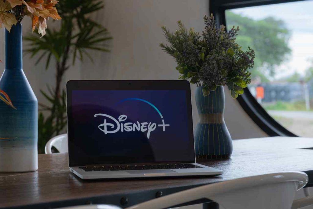 Disney+, la piattaforma streaming cambia strategia (Adobe Stock)