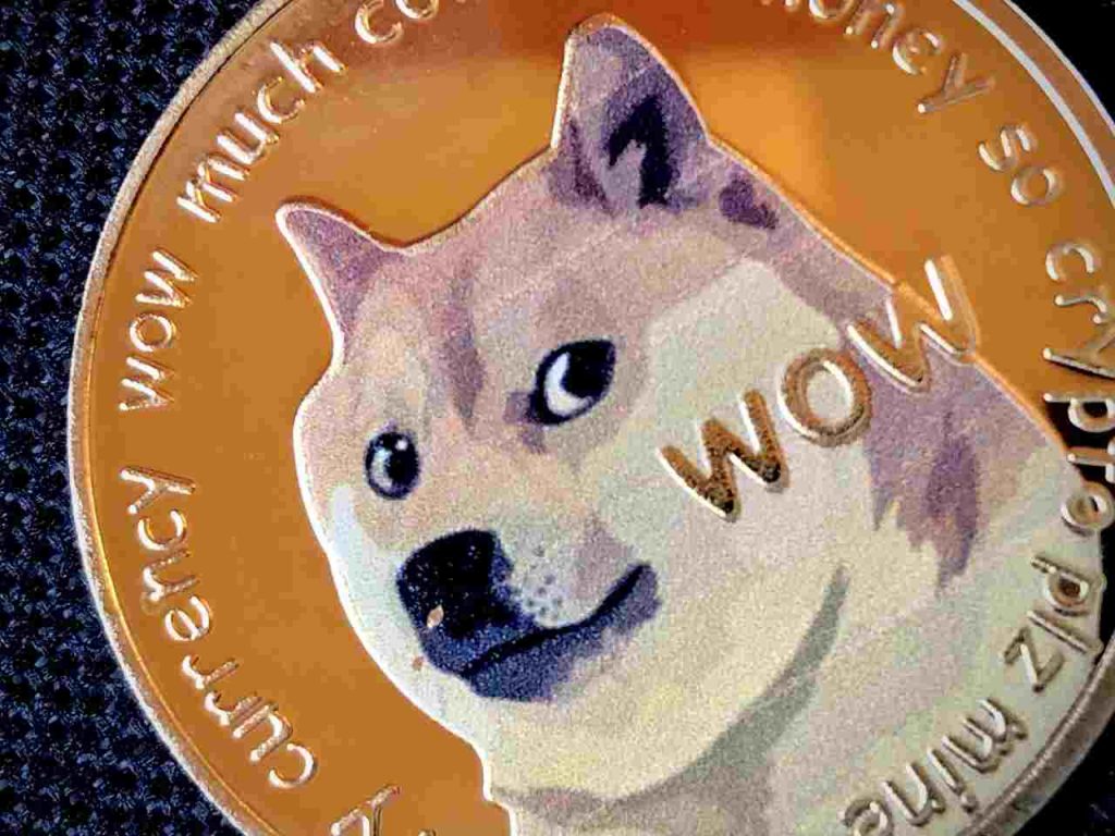 Dogecoin, una delle criptovalute più in voga (Adobe Stock)