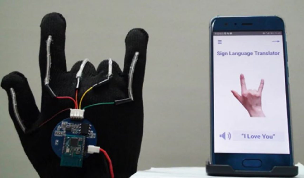 Guanto smart per leggere il linguaggio dei segni (Foto UCLA)