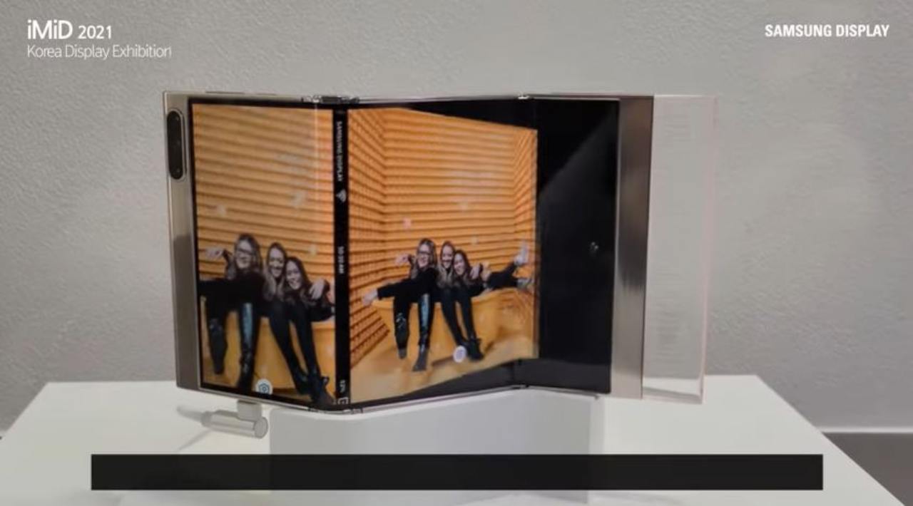 Samsung, nuovo display pieghevole (Youtube)