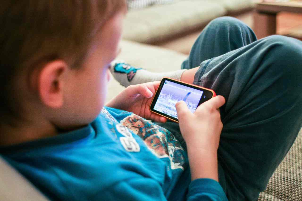 Smartphone e bambini: consigli degli esperti (Foto Consigli.it)