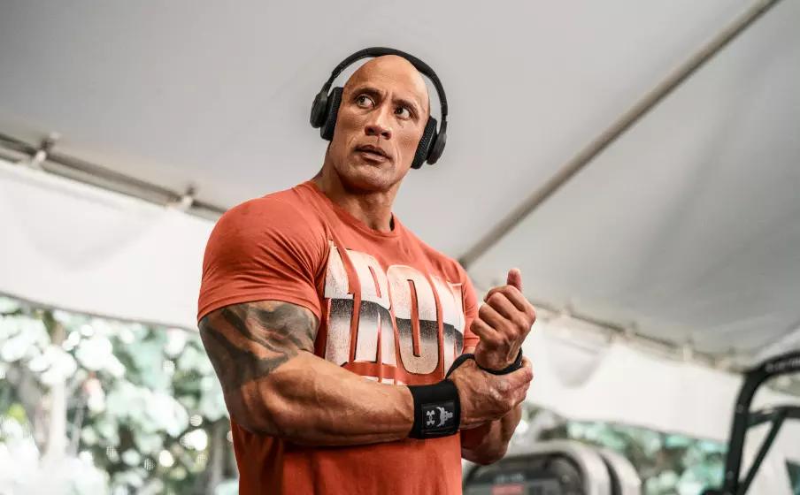 Dwayne Johnson, al secolo The Rock, con le nuove super cuffie di JBL (JBL)