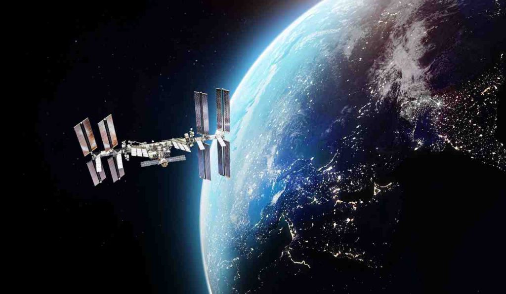 ISS, la stazione spaziale in orbita terrestre bassa, dedicata alla ricerca scientifica (Adobe Stock)