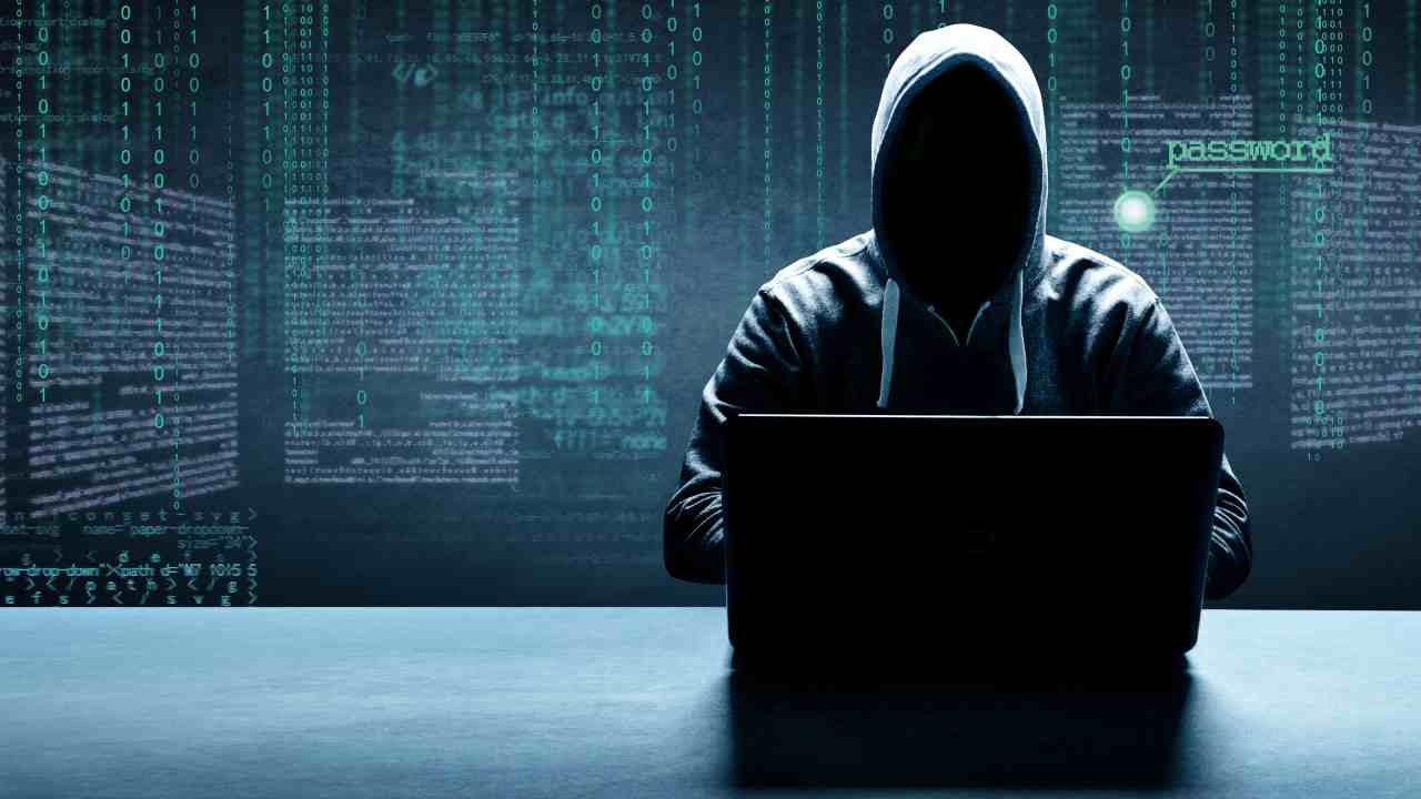 Hacker. Il furto di dati personali tra i pericoli della rete di ricarica (Adobe Stock)