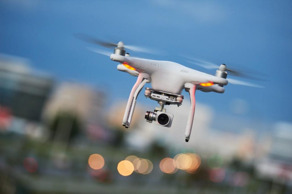 Il drone, un apparecchio volante caratterizzato dall'assenza del pilota a bordo (Adobe Stock)