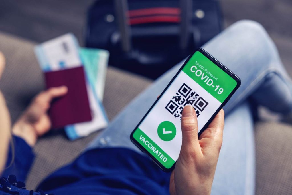 Green pass sugli smartphone. Et voilà il giochetto da ragazzi è fatto (Adobe Stock)