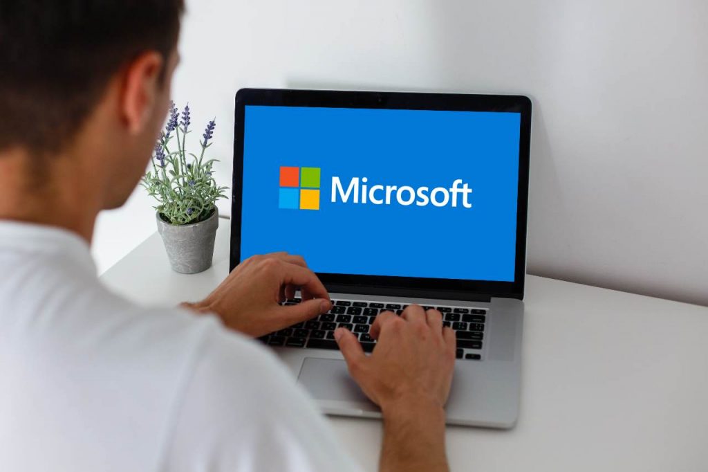 Il Microsoft Surface event in live streaming è stato presentato da Panos Panay (Adobe Stock)