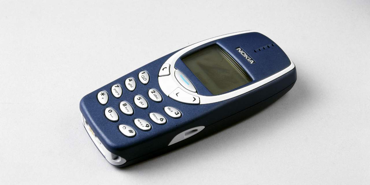 Inghiotte un Nokia 3310 e si salva