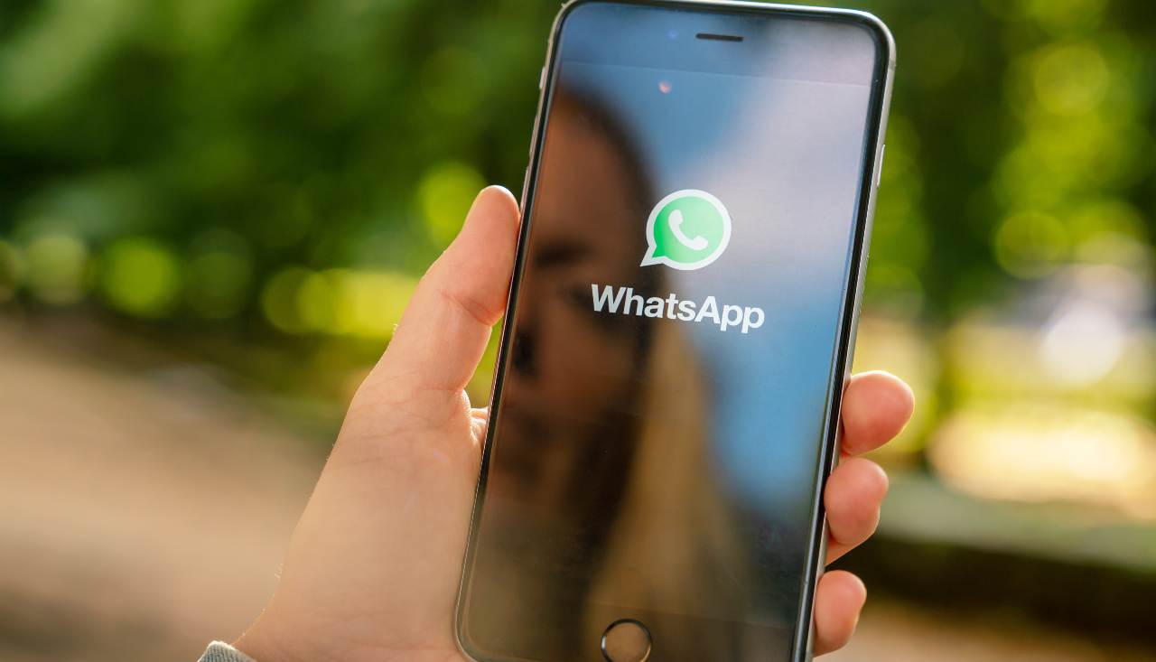 Whatsapp, la messaggistica istantanea ancora numero uno al mondo (Adobe Stock)