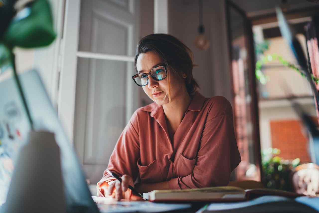 Ragazza in smart working (Adobe Stock)