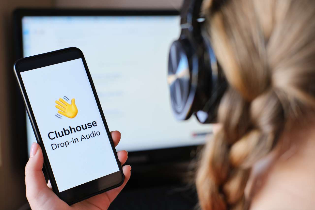 Clubhouse, l'applicazione nata nell'anno della pandemia da Coronavirus (Adobe Stock)