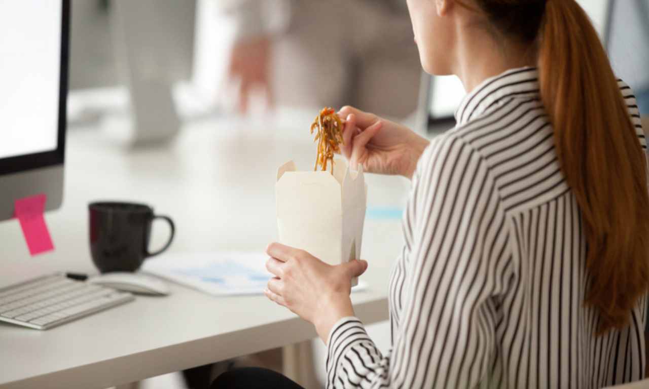 Mangiare davanti al pc: ecco perchè è dannoso (Foto Giornaledelcibo)