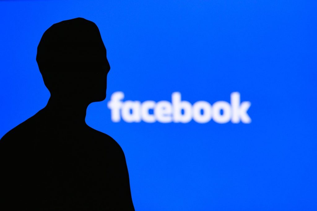 La silhouette di Mark Zuckerberg, CEO di Facebook (Adobe Stock)