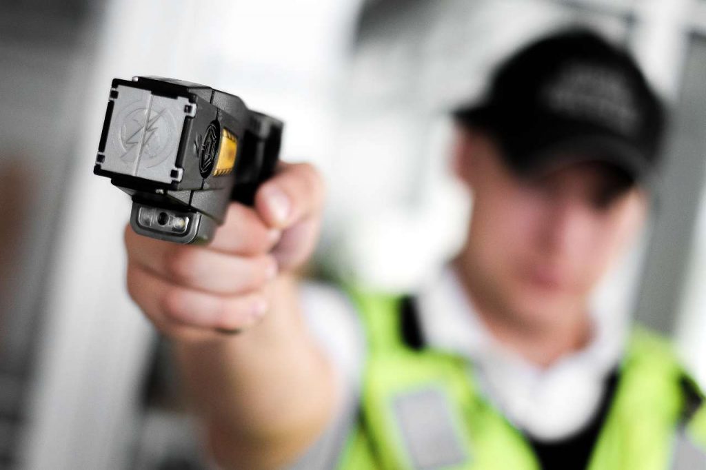 Un pistola Taser, dispositivo elettrico già in dotazione per gli agenti della polizia statunitense (Adobe Stock)